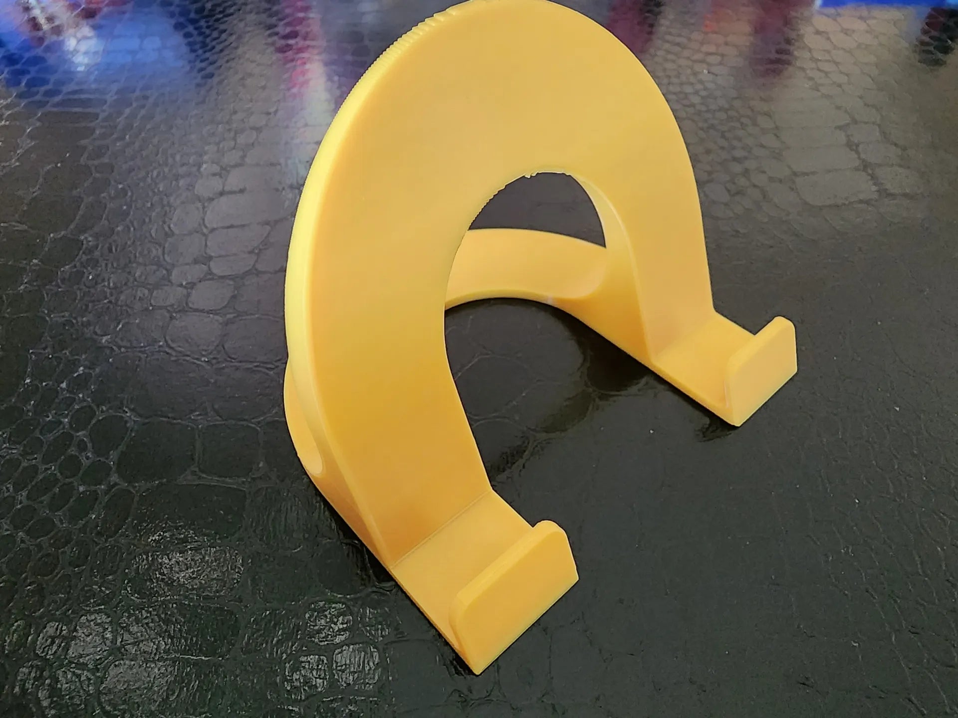 Phone Stand modern curved design