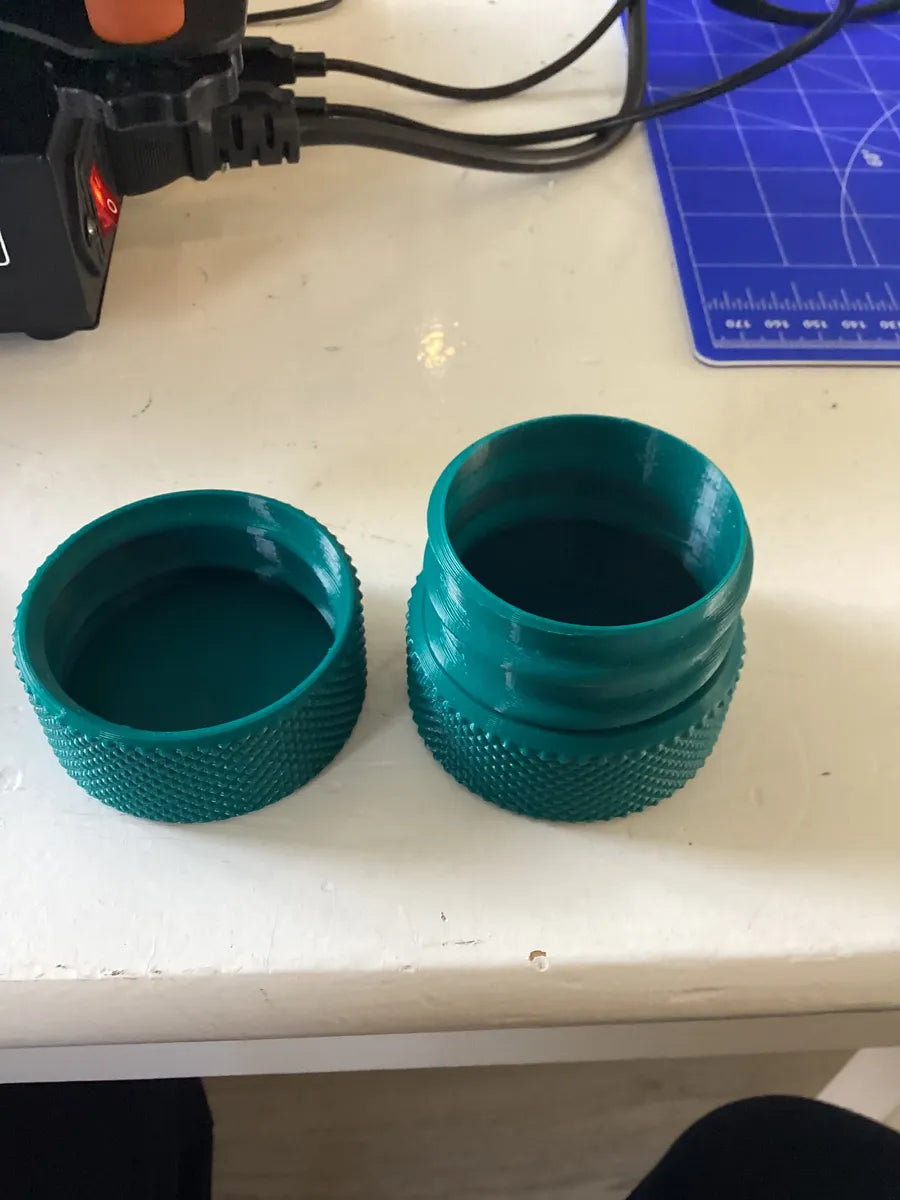 Threaded knurled container