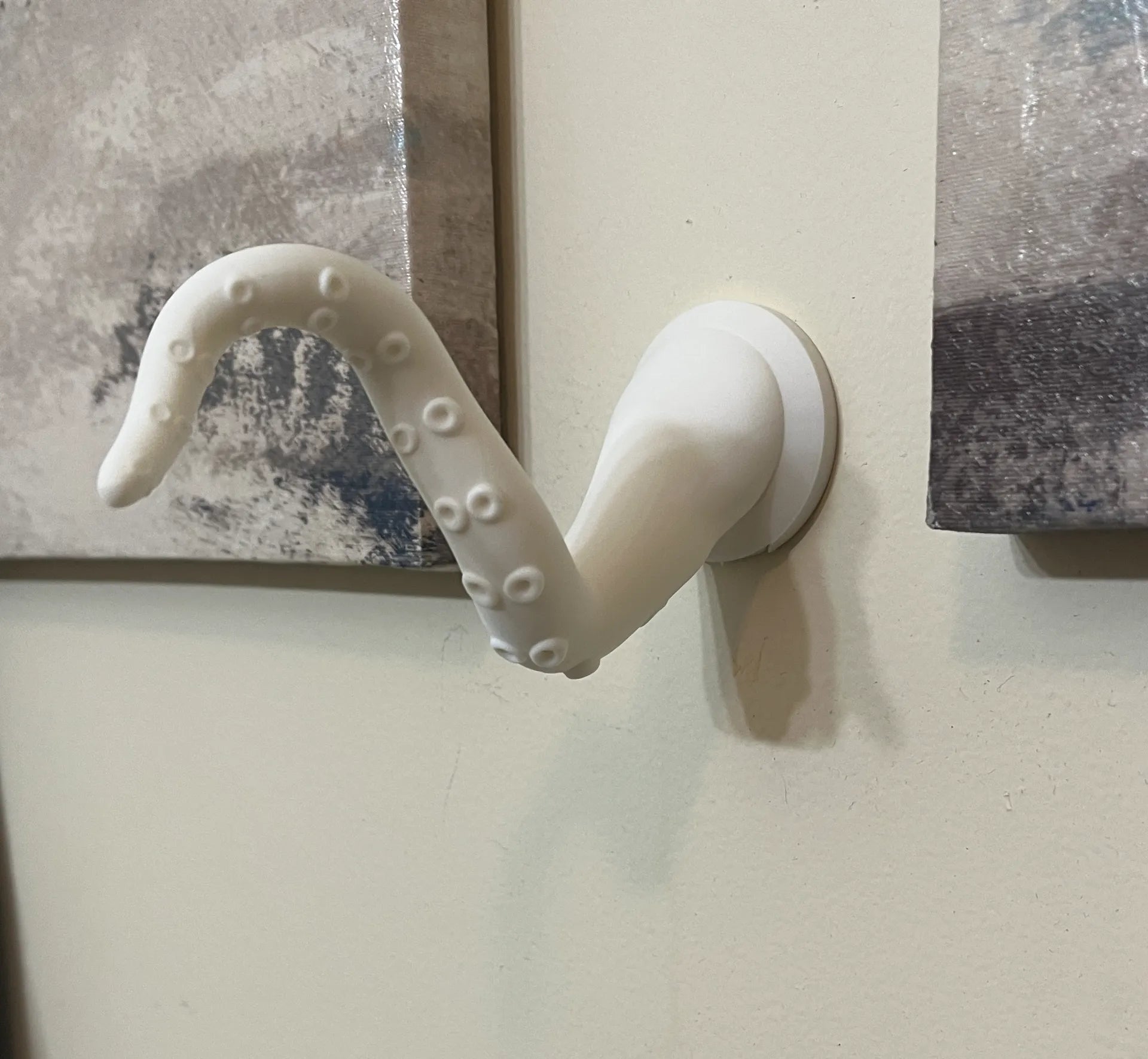 Tentacle wall hook